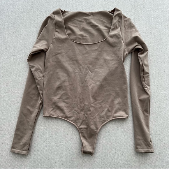 SKIMS Essential Long Sleeve Scoop Neck Bodysuit L/XL Desert - Picture 7 of 12